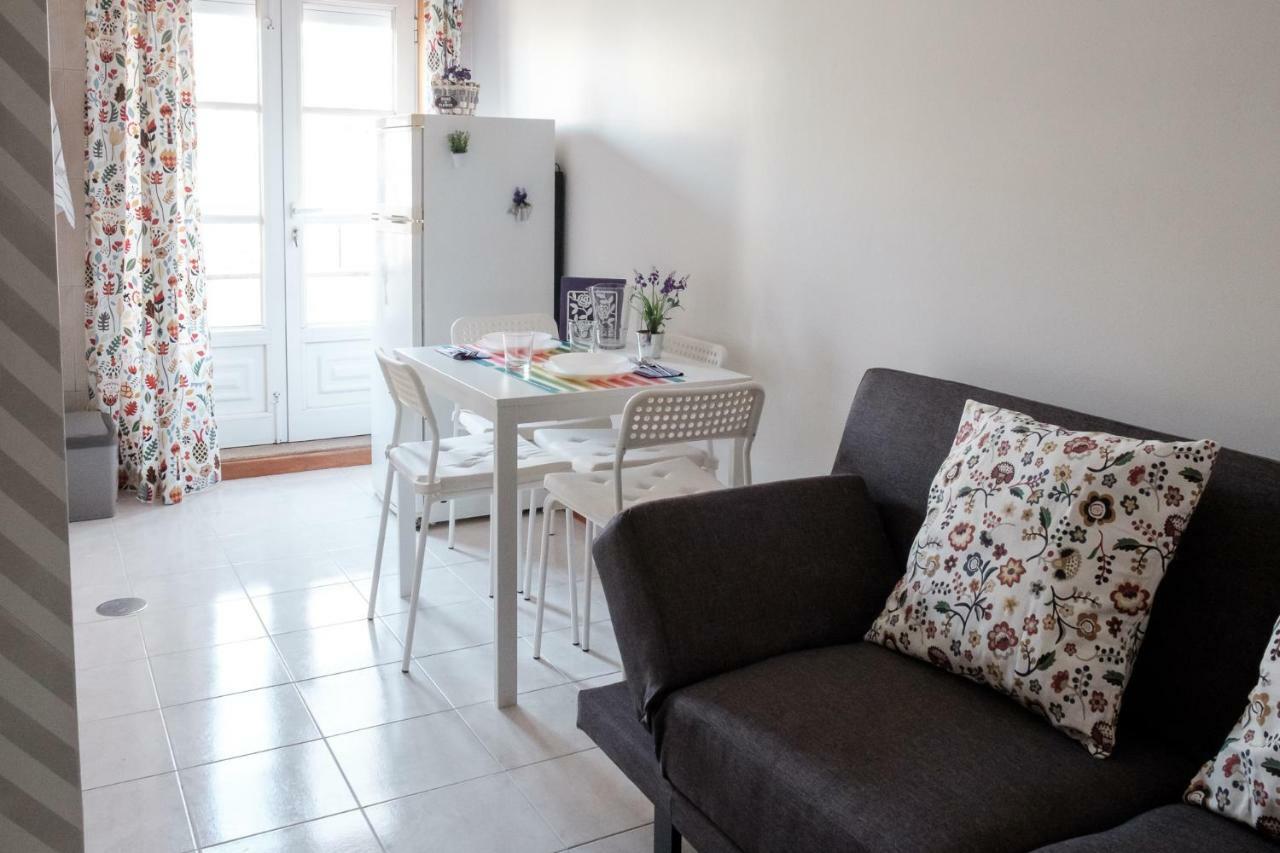 Apartment With Balcony In The Square Porto Ngoại thất bức ảnh